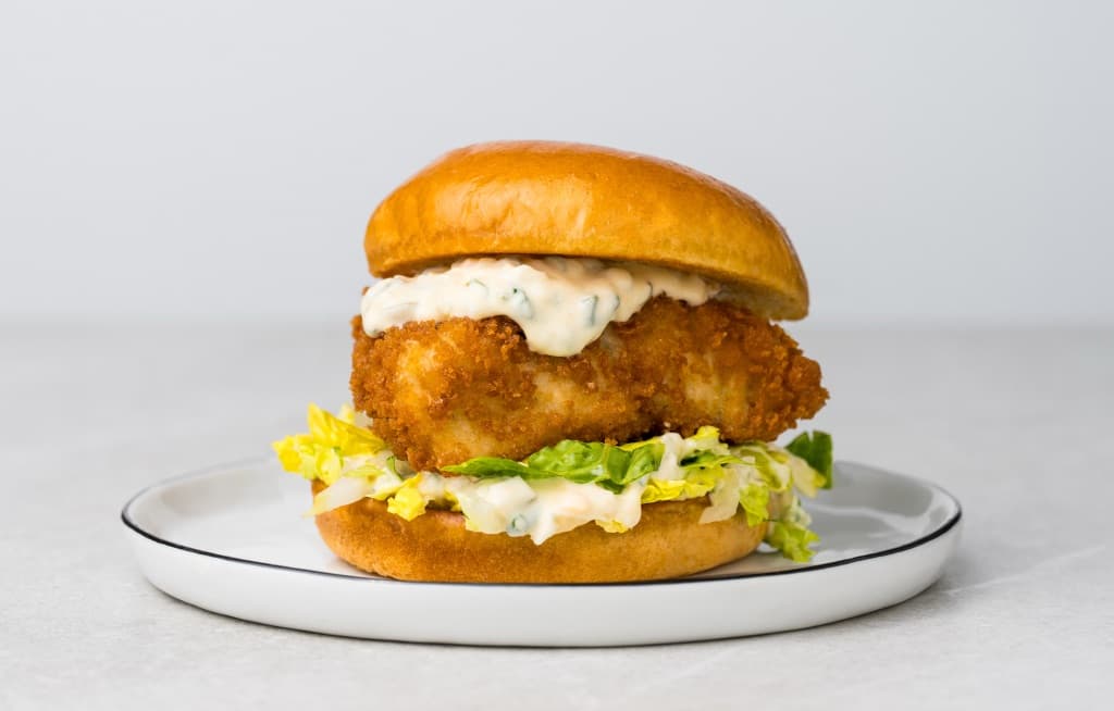 Fish sandwich with tartar sauce